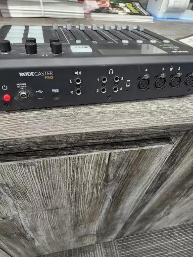 Store Special Product - Rode - RODECASTER PRO